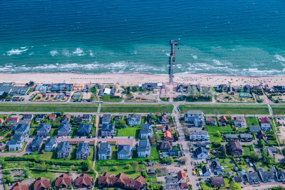 Dahme from the bird's eye view: City view on sea coastline of Baltic Sea on street An der Strandpromenade in Dahme at the baltic sea coast in the state Schleswig-Holstein, Germany