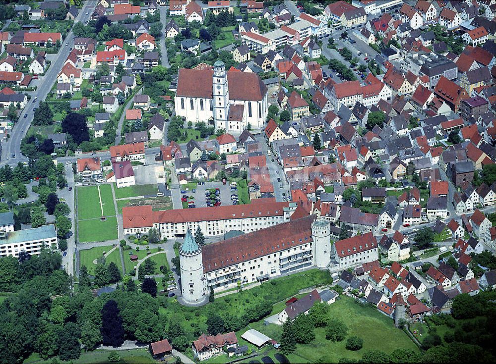 Aerial photograph 19.06.2001 - Stadtansicht von Lauingen an der Donau im schwäbischen Landkreis Dillingen in Bayern. Im Vordergrund das ehemalige Schloss Lauingen, heute als Pflegezentrum genutzt. Die Elisabethenstiftung ist ein Psychiatrie- und Pflegezentrum mit sozialtherapeutischem Wohnheim, Pflegeheim sowie Kurzzeit- und Tagespflege. City View of Lauingen in the Swabian district of Dillingen in Bavaria. In the foreground is the former castle Lauingen, now used as a care center.