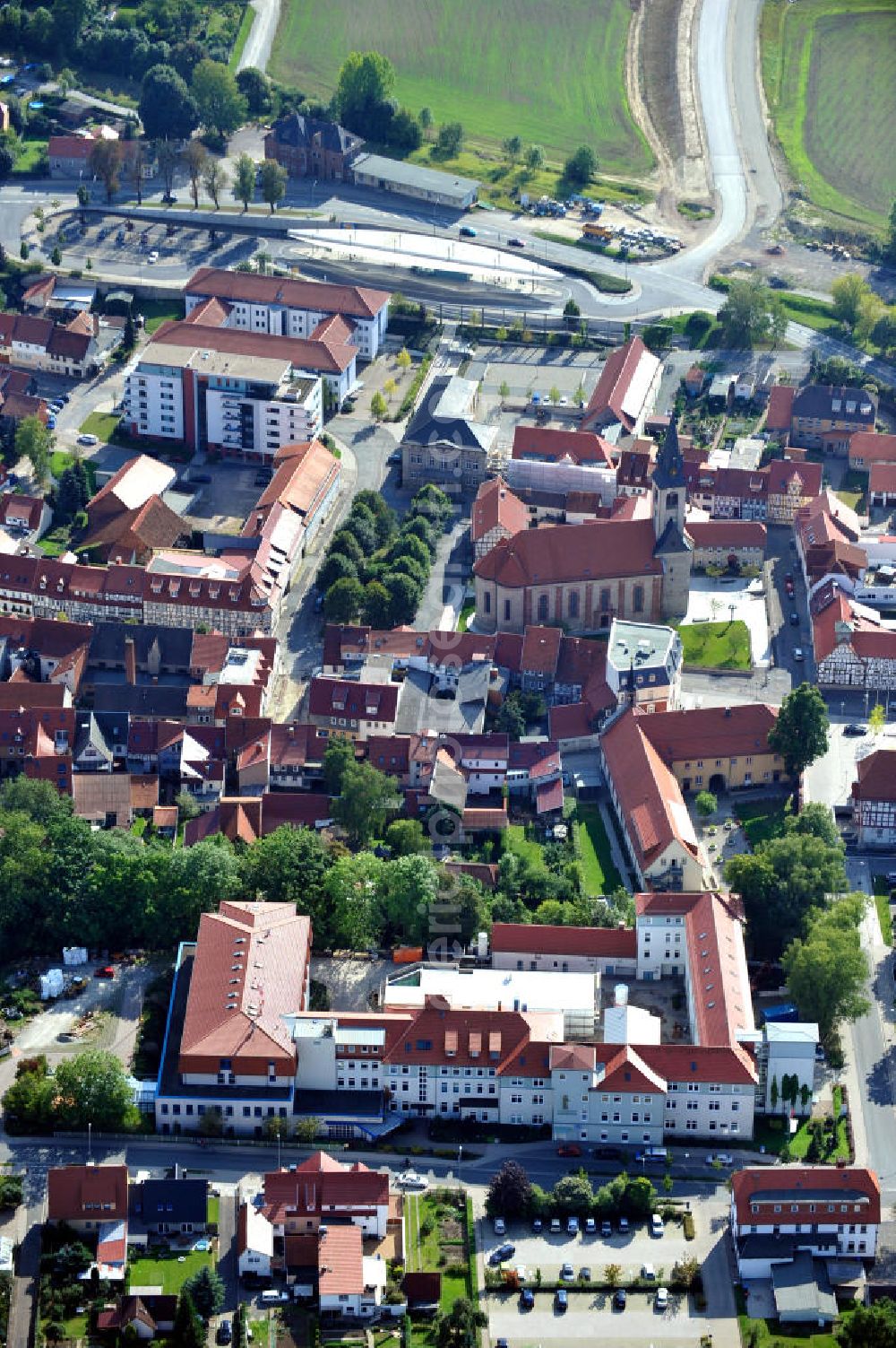 Aerial photograph Leinefelde-Worbis - Stadtansicht mit der katholischen Kirche St. Nikolaus und dem St. Elisabeth Krankenhaus in Worbis in Thüringen. Die Klinik gehört zum Klinikum Eichsfeld. Cityscape with catholic church St. Nicholas and St. Elisabeth hospital in Thuringa.