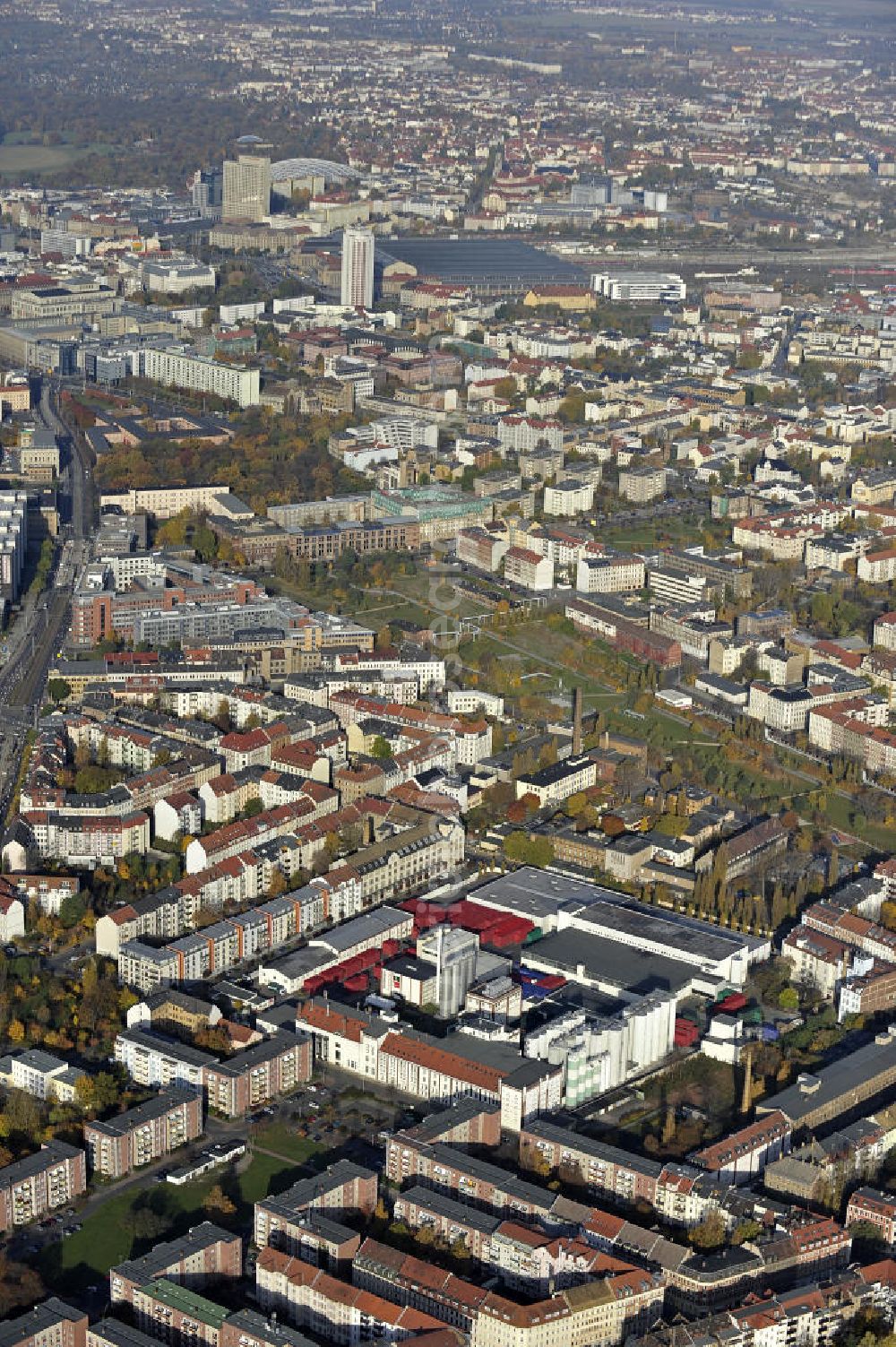 Leipzig from the bird's eye view: Blick über den Stadtteil Reudnitz-Thonberg in Richtung Stadtzentrum und Hauptbahnhof im Herbst. Vorn das Leipziger Brauhaus zu Reudnitz und der Lene-Voigt-Park auf dem Gelände des ehemaligen Eilenburger Bahnhofs. Views over the district Reudnitz-Thonberg to the city center and the main train station.