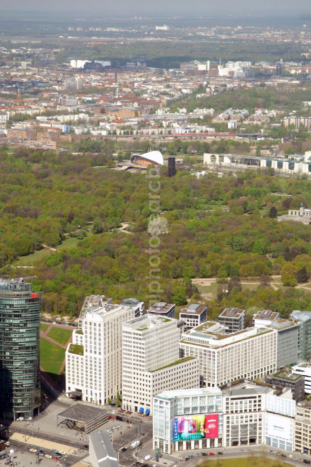 Berlin from the bird's eye view: Stadtansicht vom Leipziger Platz aus über den großen Tiergarten auf den Stadtbezirk Berlin-Moabit. Im Bild das Beisheim Center mit dem Bundekanzleramt im Hintergrund. View from the Leipziger Platz over the large Tiergarten to the district Berlin-Moabit and the Federal Chauncellery in Berlin.