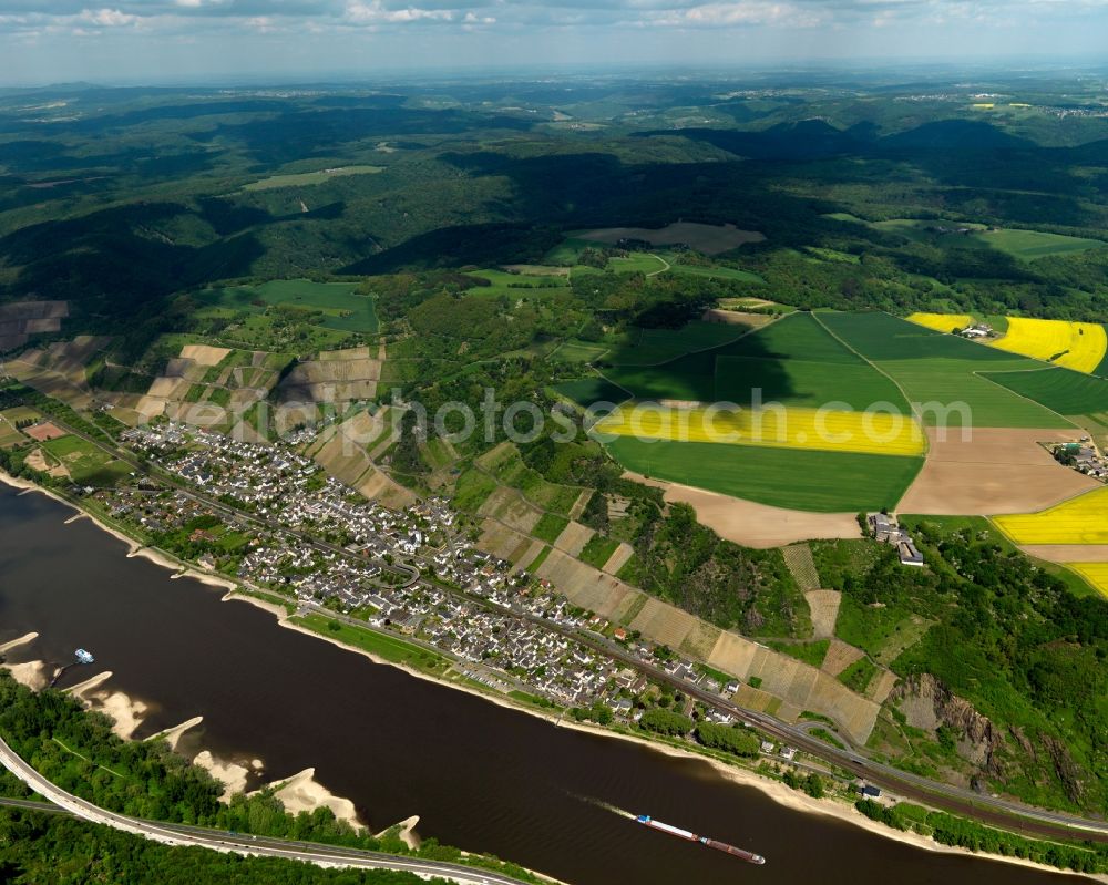 Aerial image Leutesdorf - Cityscape of people village on the banks of the Rhine in the State of Rhineland-Palatinate