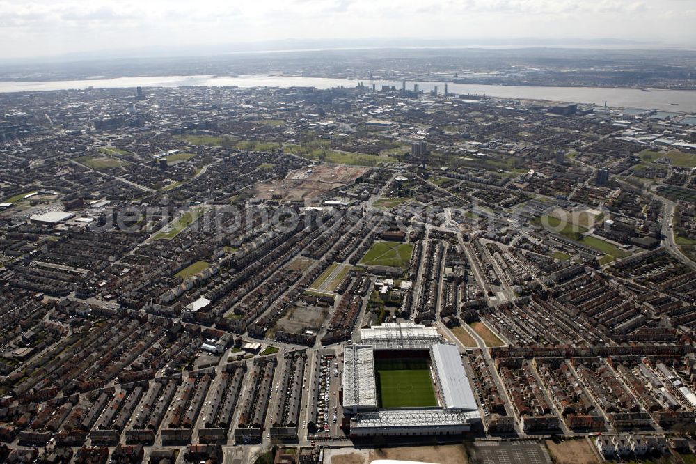 Liverpool from above - Blick über Liverpool nach Südwesten. Im Vordergrund das Anfield-Stadion, im Hintergrund der Fluss Mersey. View over Liverpool to the southwest. In the foreground the Anfield Stadium and in the background the Mersey River.