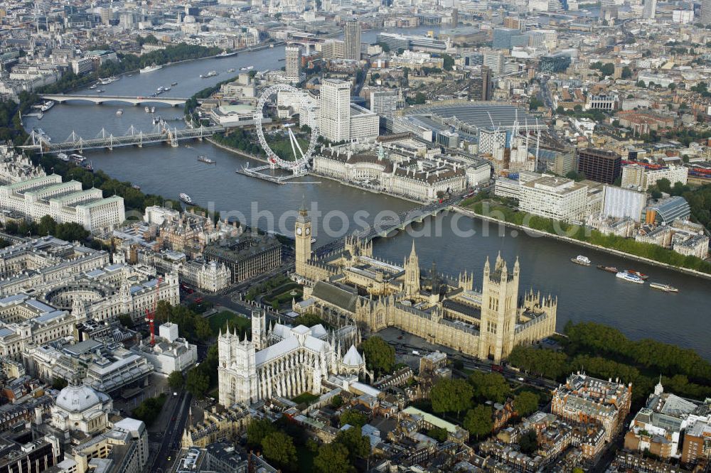 London from the bird's eye view: Stadtansicht vom Londoner Stadtzentrum an der Themse mit dem Houses of Parliament. City View from Central London on the Thames with the Houses of Parliament.