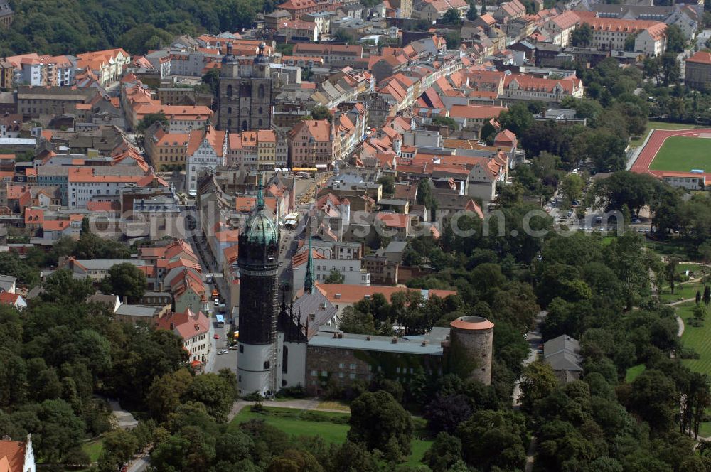 Aerial photograph Lutherstadt Wittenberg - Blick auf die Wittenberger-Altstadt. Die Lutherstadt Wittenberg zählt zu den kulturell und historisch wichtigsten Städten Europas. Im Bild, die Straßenzüge Wallstraße und Collegienstraße / Jüdenstraße. Hier befinden sich u.a. das Schloss Wittenberg, die Stadtkirche und das Rathaus der Stadt. Die weltberühmte Schlosskirche ist Bestandteil des UNESCO-Weltkulturerbes und schließt das gesamte Objekt von der Nordseite ab. Die Urform der Schlosskirche muss 1496 in solch unzureichendem Zustand gewesen sein, dass nach deren Abriss ein Kirchneubau entstand, der erst 1506 beendet wurde. Berühmtheit erlangte sie, als am 31. Oktober 1517 der bis dahin nahezu unbekannte Wittenberger Augustinermönch und Theologieprofessor Martin Luther seine 95 lateinischen Disputationsthesen verbreitete. Kontakt: Schloss- und Universitätskirche Allerheiligen, Schlossplatz, 06886 Lutherstadt Wittenberg, Tel.: 03491 - 40258