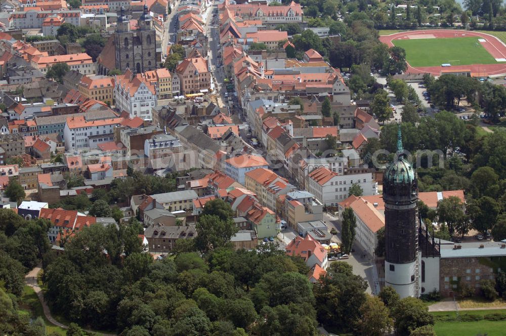 Aerial image Lutherstadt Wittenberg - Blick auf die Wittenberger-Altstadt. Die Lutherstadt Wittenberg zählt zu den kulturell und historisch wichtigsten Städten Europas. Im Bild, die Straßenzüge Wallstraße und Collegienstraße / Jüdenstraße. Hier befinden sich u.a. das Schloss Wittenberg, die Stadtkirche und das Rathaus der Stadt. Die weltberühmte Schlosskirche ist Bestandteil des UNESCO-Weltkulturerbes und schließt das gesamte Objekt von der Nordseite ab. Die Urform der Schlosskirche muss 1496 in solch unzureichendem Zustand gewesen sein, dass nach deren Abriss ein Kirchneubau entstand, der erst 1506 beendet wurde. Berühmtheit erlangte sie, als am 31. Oktober 1517 der bis dahin nahezu unbekannte Wittenberger Augustinermönch und Theologieprofessor Martin Luther seine 95 lateinischen Disputationsthesen verbreitete. Kontakt: Schloss- und Universitätskirche Allerheiligen, Schlossplatz, 06886 Lutherstadt Wittenberg, Tel.: 03491 - 40258