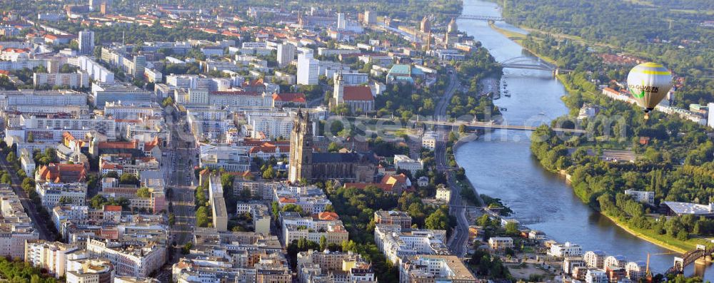 Magdeburg from above - Stadtansicht der Magdeburger Innenstadt am Zentrumsbereich des Magdeburger Doms. Im Bild ein in der Abendsonne aufsteigender Heißluftballon mit der Kennung D-OBEO. City View at the Magdeburg city center area of the Magdeburg Cathedral. The picture shows a starting hot air balloon.