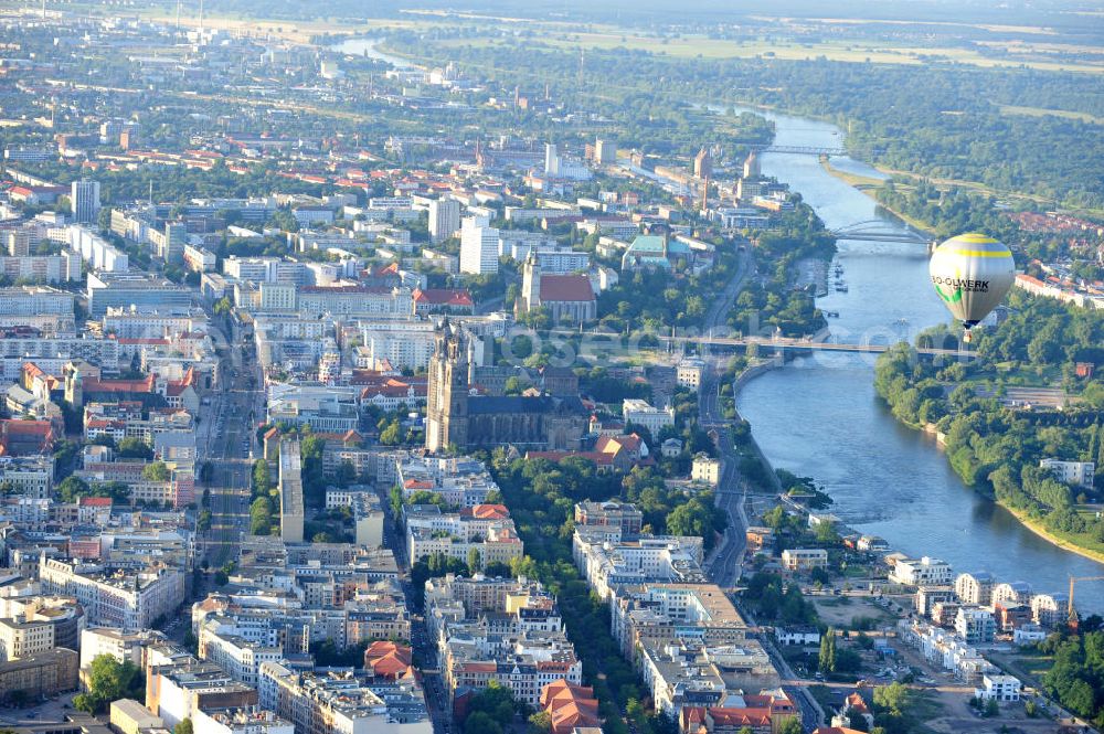 Magdeburg from the bird's eye view: Stadtansicht der Magdeburger Innenstadt am Zentrumsbereich des Magdeburger Doms. Im Bild ein in der Abendsonne aufsteigender Heißluftballon mit der Kennung D-OBEO. City View at the Magdeburg city center area of the Magdeburg Cathedral. The picture shows a starting hot air balloon.