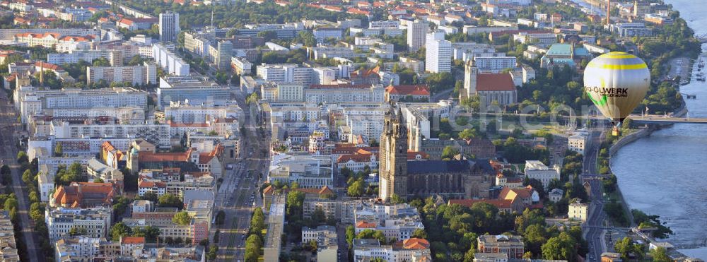 Aerial photograph Magdeburg - Stadtansicht der Magdeburger Innenstadt am Zentrumsbereich des Magdeburger Doms. Im Bild ein in der Abendsonne aufsteigender Heißluftballon mit der Kennung D-OBEO. City View at the Magdeburg city center area of the Magdeburg Cathedral. The picture shows a starting hot air balloon.