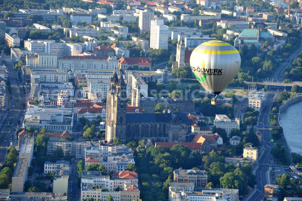 Magdeburg from the bird's eye view: Stadtansicht der Magdeburger Innenstadt am Zentrumsbereich des Magdeburger Doms. Im Bild ein in der Abendsonne aufsteigender Heißluftballon mit der Kennung D-OBEO. City View at the Magdeburg city center area of the Magdeburg Cathedral. The picture shows a starting hot air balloon.