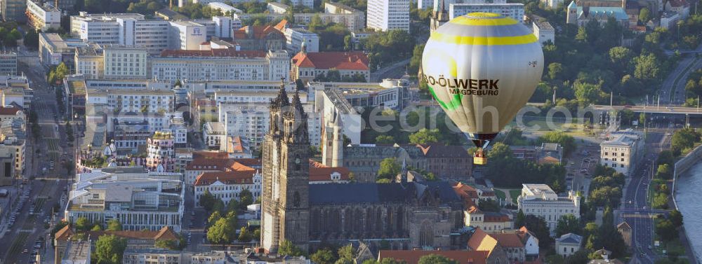 Aerial image Magdeburg - Stadtansicht der Magdeburger Innenstadt am Zentrumsbereich des Magdeburger Doms. Im Bild ein in der Abendsonne aufsteigender Heißluftballon mit der Kennung D-OBEO. City View at the Magdeburg city center area of the Magdeburg Cathedral. The picture shows a starting hot air balloon.