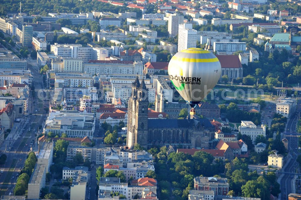 Aerial photograph Magdeburg - Stadtansicht der Magdeburger Innenstadt am Zentrumsbereich des Magdeburger Doms. Im Bild ein in der Abendsonne aufsteigender Heißluftballon mit der Kennung D-OBEO. City View at the Magdeburg city center area of the Magdeburg Cathedral. The picture shows a starting hot air balloon.