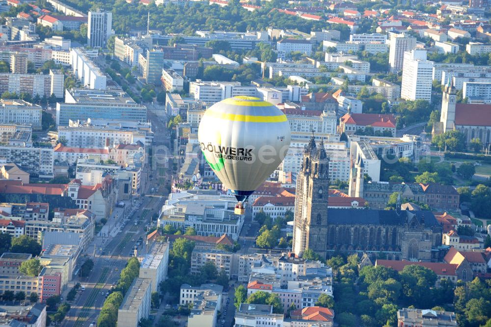 Magdeburg from above - Stadtansicht der Magdeburger Innenstadt am Zentrumsbereich des Magdeburger Doms. Im Bild ein in der Abendsonne aufsteigender Heißluftballon mit der Kennung D-OBEO. City View at the Magdeburg city center area of the Magdeburg Cathedral. The picture shows a starting hot air balloon.