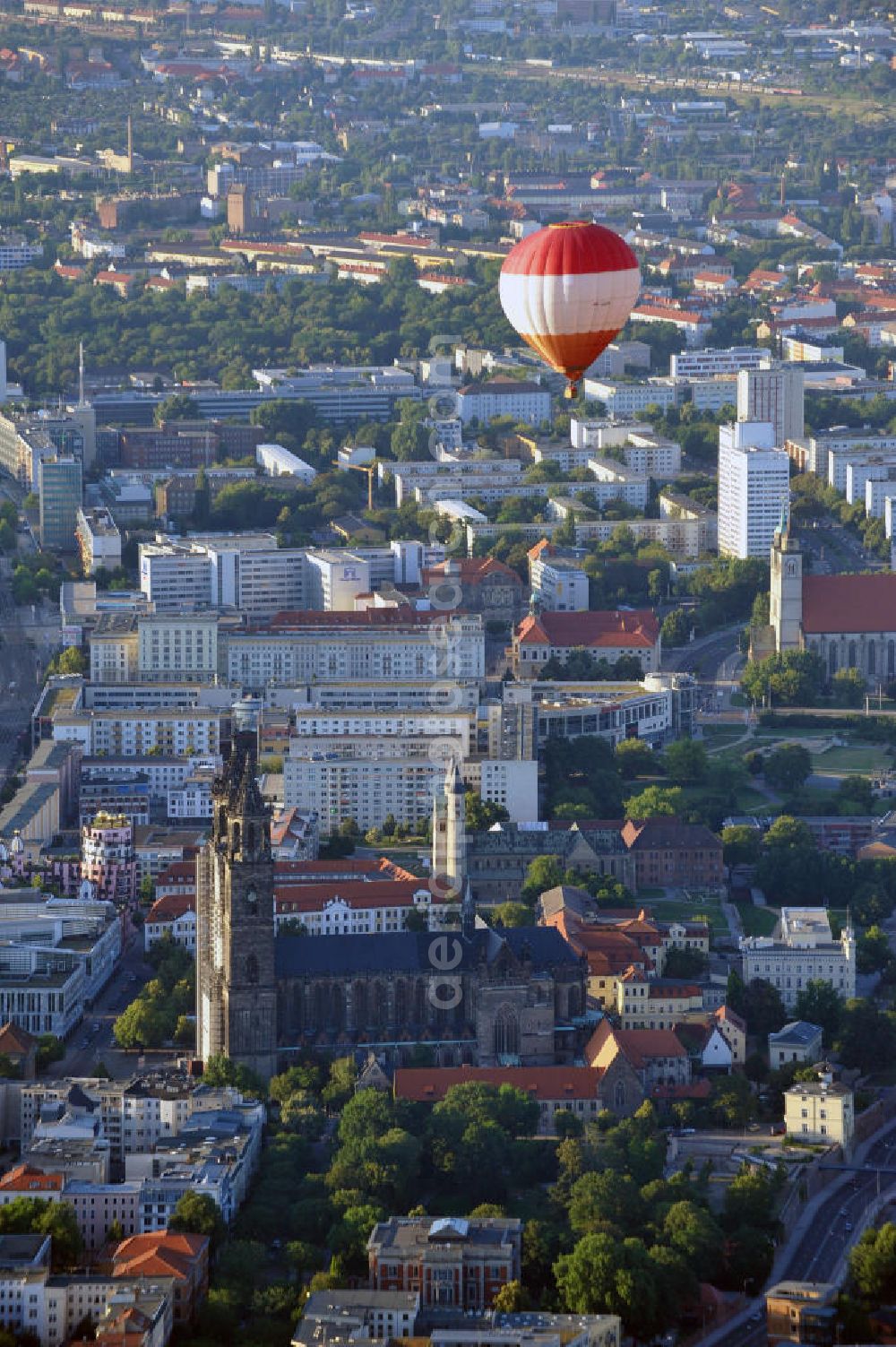 Aerial photograph Magdeburg - Stadtansicht der Magdeburger Innenstadt am Zentrumsbereich des Magdeburger Doms. Im Bild ein in der Abendsonne aufsteigender Heißluftballon. City View at the Magdeburg city center area of the Magdeburg Cathedral. The picture shows a starting hot air balloon.