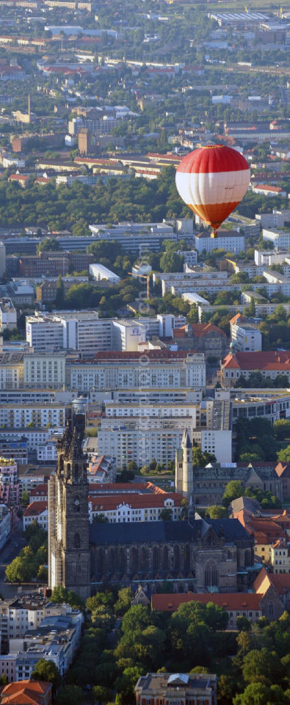 Magdeburg from above - Stadtansicht der Magdeburger Innenstadt am Zentrumsbereich des Magdeburger Doms. Im Bild ein in der Abendsonne aufsteigender Heißluftballon. City View at the Magdeburg city center area of the Magdeburg Cathedral. The picture shows a starting hot air balloon.