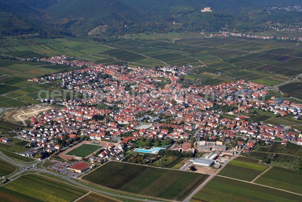 Aerial photograph Maikammer - Stadtansicht auf Maikammer. Maikammer ist eine Ortsgemeinde im Pfälzerwald in Rheinland-Pfalz. Nachdem Maikammer und Alsterweiler zusammengewachsen waren, trug die Gemeinde den Doppelnamen Maikammer-Alsterweiler. Town scape on Maikammer. Maikammer is a community in Pfälzerwald in Rhineland-Palatinate. After growing together, Maikammer and Alsterweiler, it was called Maikammer-Alsterweiler.