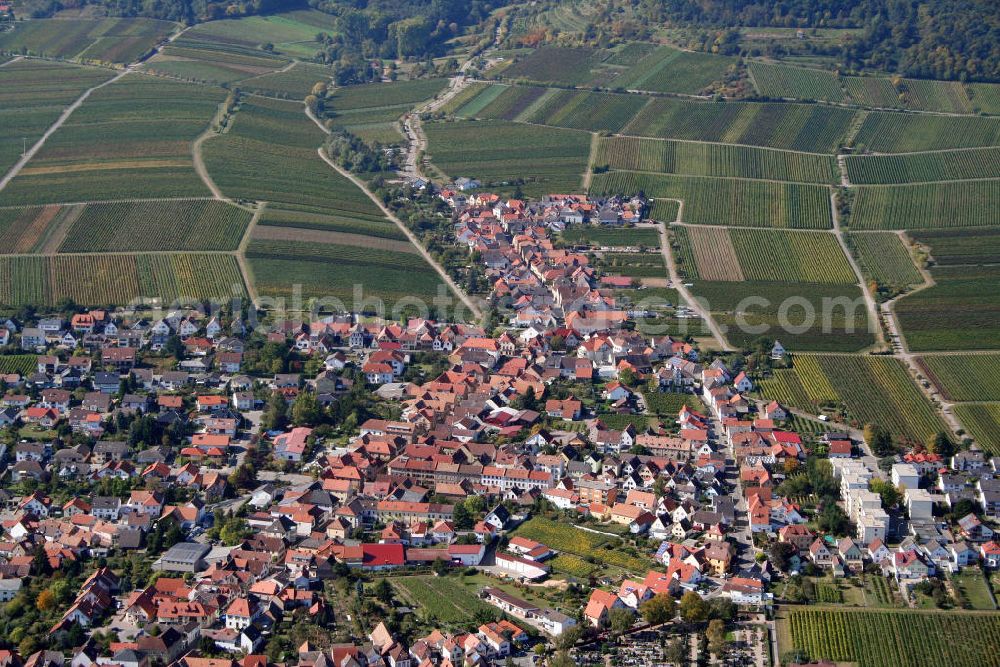 Maikammer from above - Stadtansicht auf Maikammer. Maikammer ist eine Ortsgemeinde im Pfälzerwald in Rheinland-Pfalz. Nachdem Maikammer und Alsterweiler zusammengewachsen waren, trug die Gemeinde den Doppelnamen Maikammer-Alsterweiler. Town scape on Maikammer. Maikammer is a community in Pfälzerwald in Rhineland-Palatinate. After growing together, Maikammer and Alsterweiler, it was called Maikammer-Alsterweiler.