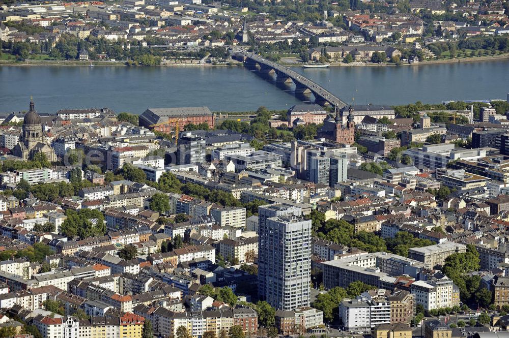 Aerial image Mainz - Blick über Mainz nach Osten über den Rhein. Vorn die 83 m hohen Bonifaziustürme in der Neustadt, im Hintergrund die Theodor-Heuss-Brücke. Die Stadtviertel am östlichen Rheinufer gehören zu Wiesbaden. View of Mainz to the east over the Rhine. In front the 83 m high Bonifazius Towers in the new town, in the background the Theodor Heuss bridge. The districts on the eastern bank of the Rhine belong to Wiesbaden.