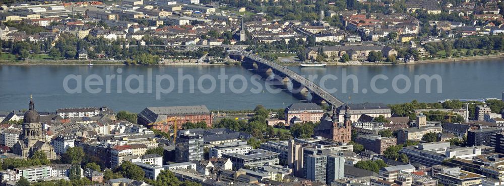 Aerial photograph Mainz - Blick über Mainz nach Osten über den Rhein. Vorn die 83 m hohen Bonifaziustürme in der Neustadt, im Hintergrund die Theodor-Heuss-Brücke. Die Stadtviertel am östlichen Rheinufer gehören zu Wiesbaden. View of Mainz to the east over the Rhine. In front the 83 m high Bonifazius Towers in the new town, in the background the Theodor Heuss bridge. The districts on the eastern bank of the Rhine belong to Wiesbaden.