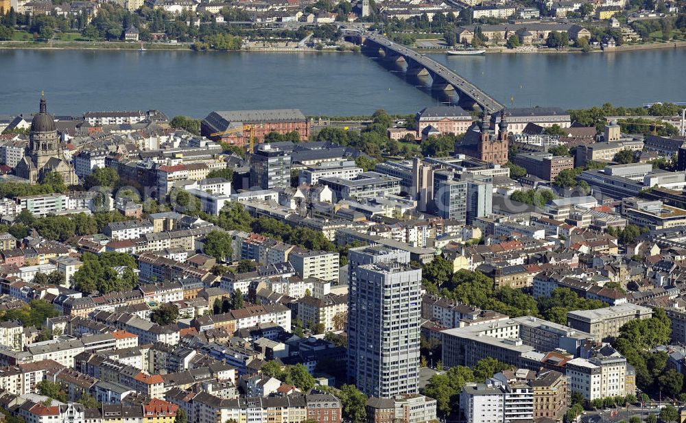 Mainz from above - Blick über Mainz nach Osten über den Rhein. Vorn die 83 m hohen Bonifaziustürme in der Neustadt, im Hintergrund die Theodor-Heuss-Brücke. Die Stadtviertel am östlichen Rheinufer gehören zu Wiesbaden. View of Mainz to the east over the Rhine. In front the 83 m high Bonifazius Towers in the new town, in the background the Theodor Heuss bridge. The districts on the eastern bank of the Rhine belong to Wiesbaden.