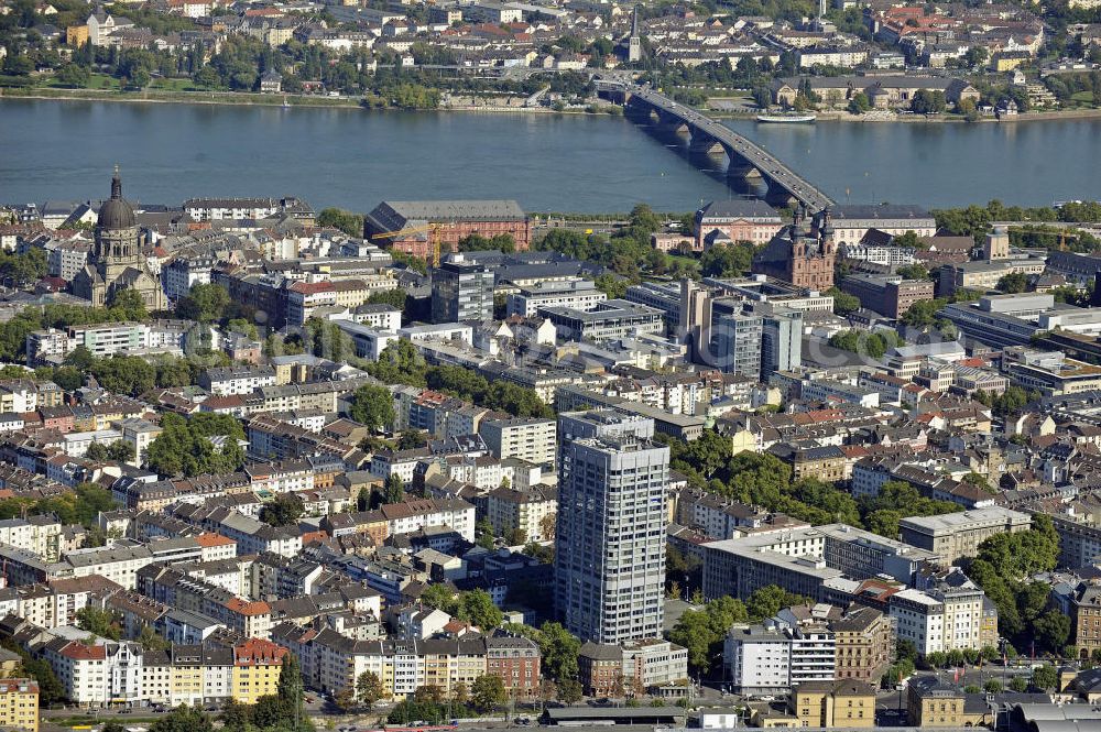 Mainz from the bird's eye view: Blick über Mainz nach Osten über den Rhein. Vorn die 83 m hohen Bonifaziustürme in der Neustadt, im Hintergrund die Theodor-Heuss-Brücke. Die Stadtviertel am östlichen Rheinufer gehören zu Wiesbaden. View of Mainz to the east over the Rhine. In front the 83 m high Bonifazius Towers in the new town, in the background the Theodor Heuss bridge. The districts on the eastern bank of the Rhine belong to Wiesbaden.