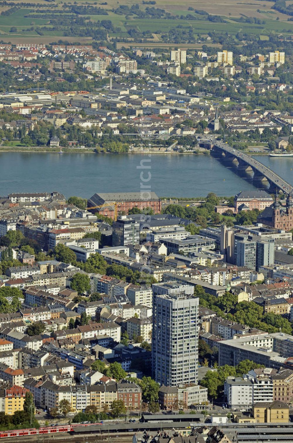 Aerial image Mainz - Blick über Mainz nach Osten über den Rhein. Vorn die 83 m hohen Bonifaziustürme in der Neustadt, im Hintergrund die Theodor-Heuss-Brücke. Die Stadtviertel am östlichen Rheinufer gehören zu Wiesbaden. View of Mainz to the east over the Rhine. In front the 83 m high Bonifazius Towers in the new town, in the background the Theodor Heuss bridge. The districts on the eastern bank of the Rhine belong to Wiesbaden.