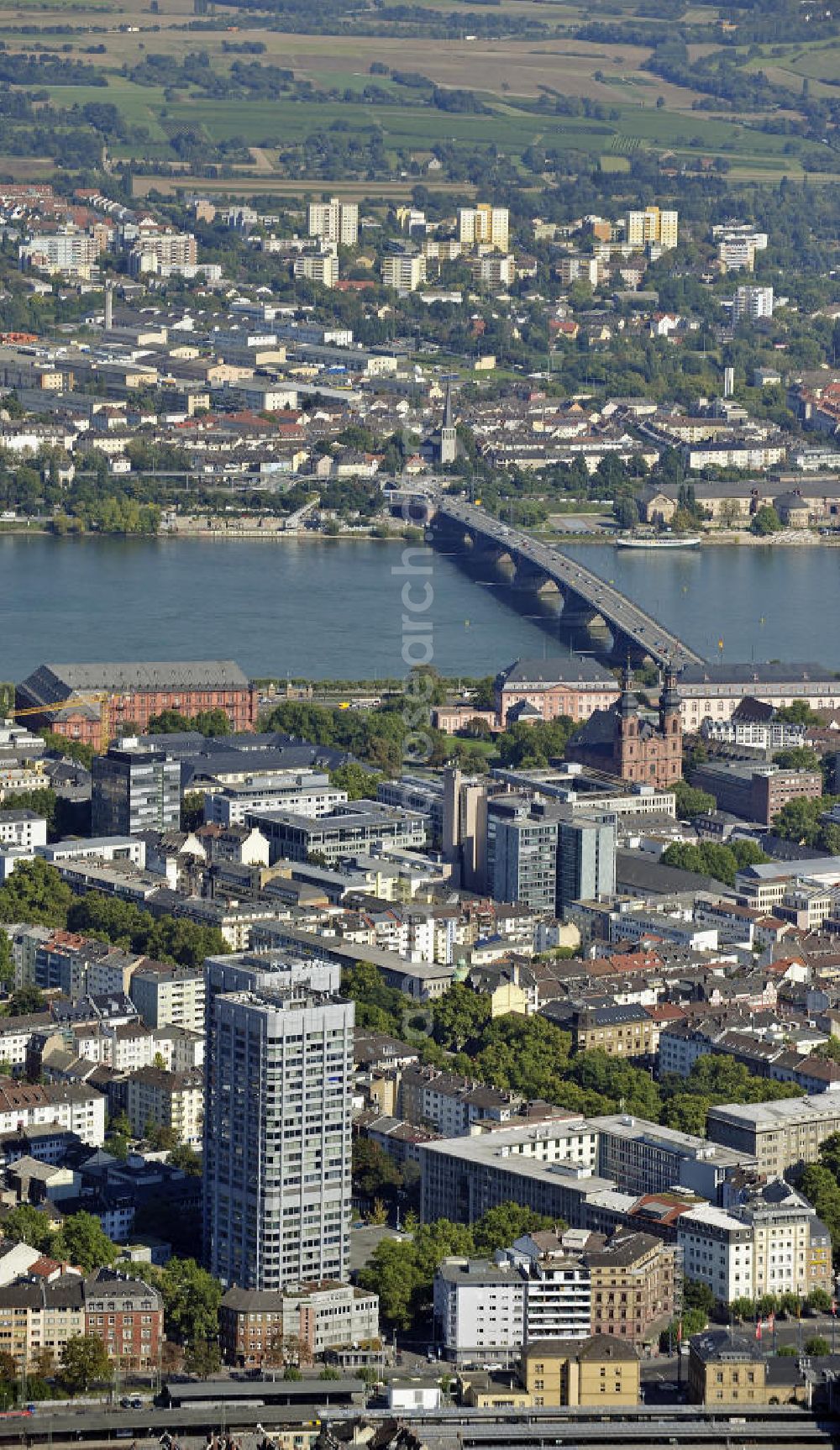 Aerial photograph Mainz - Blick über Mainz nach Osten über den Rhein. Vorn die 83 m hohen Bonifaziustürme in der Neustadt, im Hintergrund die Theodor-Heuss-Brücke. Die Stadtviertel am östlichen Rheinufer gehören zu Wiesbaden. View of Mainz to the east over the Rhine. In front the 83 m high Bonifazius Towers in the new town, in the background the Theodor Heuss bridge. The districts on the eastern bank of the Rhine belong to Wiesbaden.