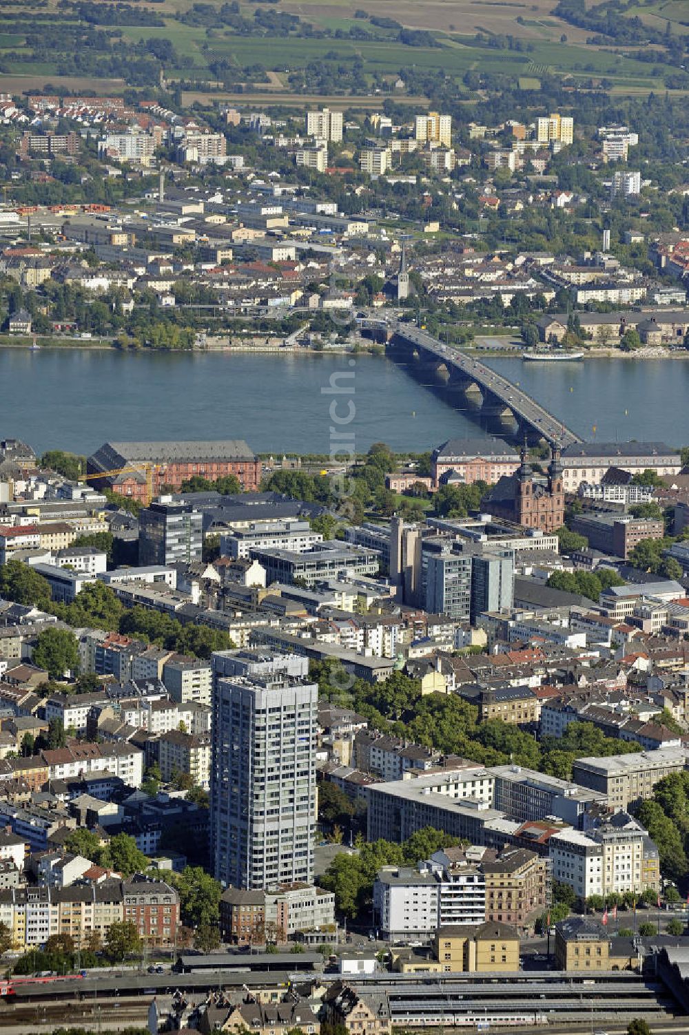 Mainz from above - Blick über Mainz nach Osten über den Rhein. Vorn die 83 m hohen Bonifaziustürme in der Neustadt, im Hintergrund die Theodor-Heuss-Brücke. Die Stadtviertel am östlichen Rheinufer gehören zu Wiesbaden. View of Mainz to the east over the Rhine. In front the 83 m high Bonifazius Towers in the new town, in the background the Theodor Heuss bridge. The districts on the eastern bank of the Rhine belong to Wiesbaden.