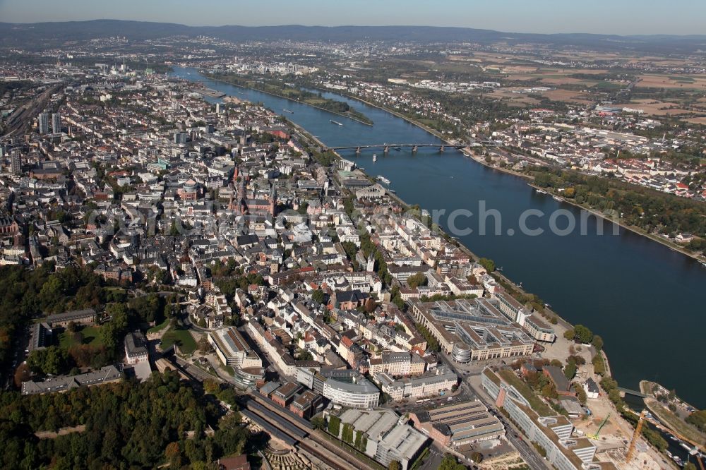 Mainz from the bird's eye view: View of Mainz and the course of the Rhine in the state of Rhineland-Palatinate. Mainz is state capitol and largest city of Rhineland-Palatinate. View of the city centre from the Southeast