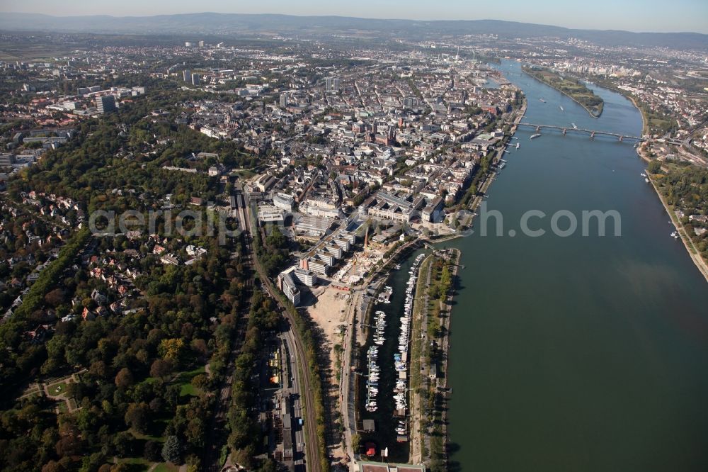 Aerial photograph Mainz - View of Mainz and the course of the Rhine in the state of Rhineland-Palatinate. Mainz is state capitol and largest city of Rhineland-Palatinate. View of the city centre from the Southeast