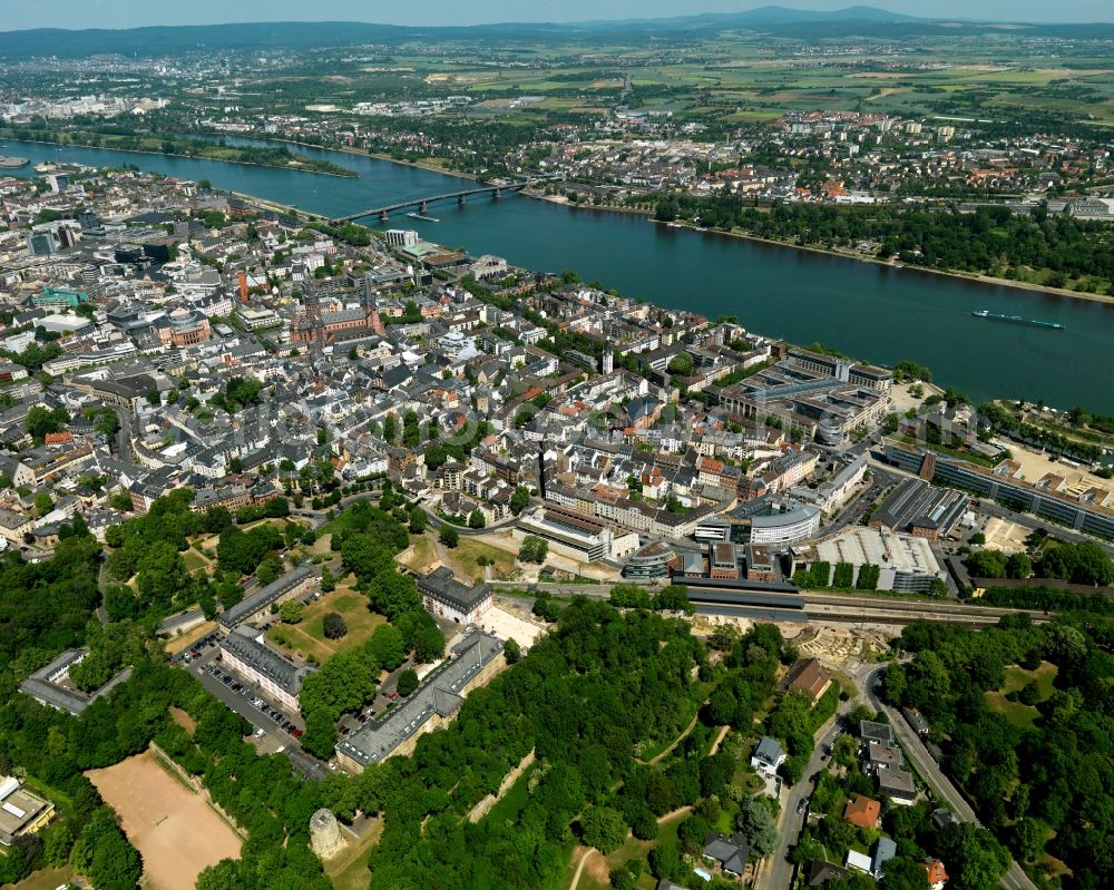 Aerial image Mainz - View of Mainz in the state of Rhineland-Palatinate. The citadel of Mainz is located in the foreground, on the edge of the historic city centre and close to the train station Roemisches Theater (Roman Theatre). The background shows the business center Fort Malakoff Park with the Hyatt Regency Hotel, located on the Rhine riverbank