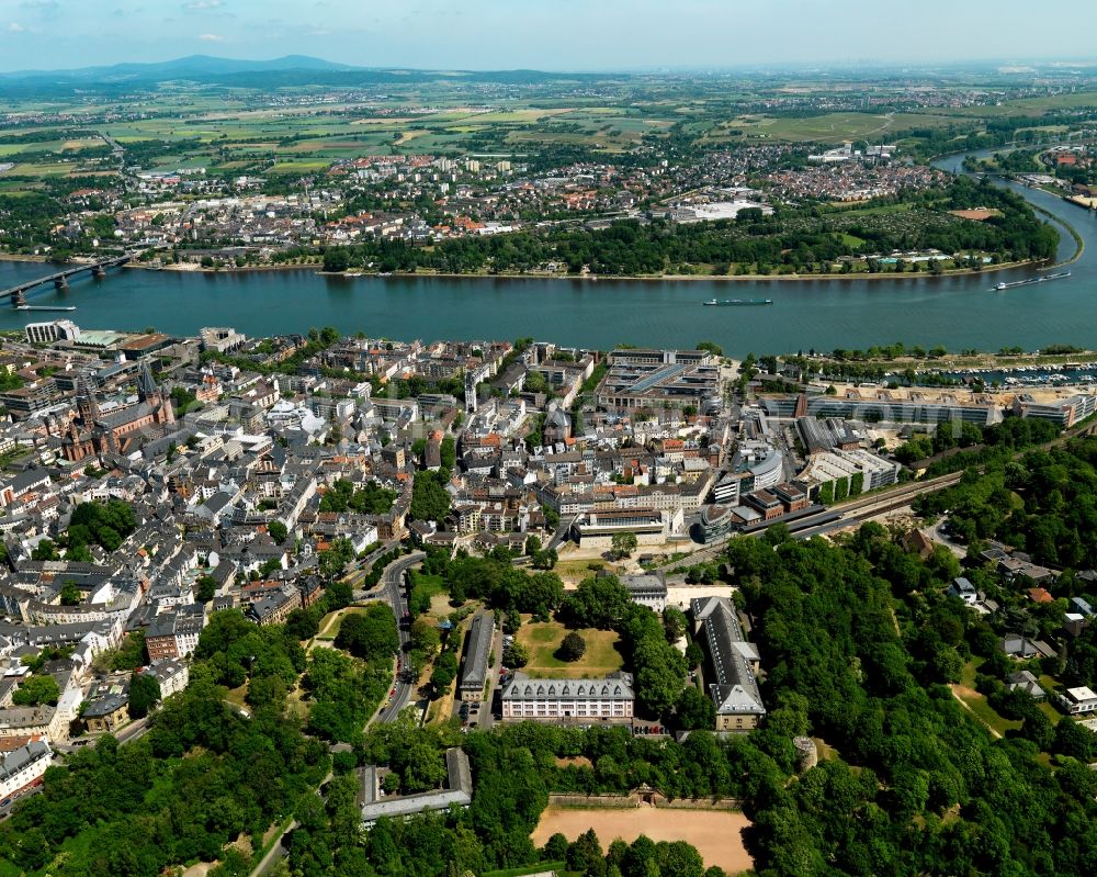 Aerial photograph Mainz - View of Mainz in the state of Rhineland-Palatinate. The citadel of Mainz is located in the foreground, on the edge of the historic city centre and close to the train station Roemisches Theater (Roman Theatre). The background shows the business center Fort Malakoff Park with the Hyatt Regency Hotel, located on the Rhine riverbank