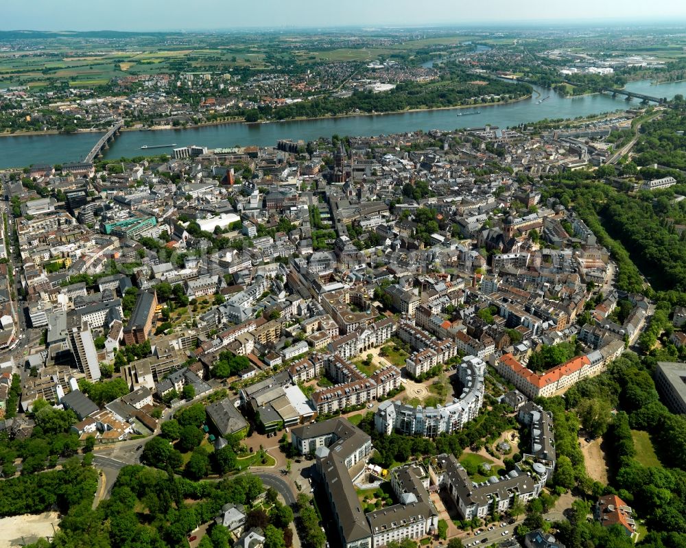 Mainz from the bird's eye view: View of Mainz in the state of Rhineland-Palatinate. View of over the historic city centre towards the river Rhine. The Theodor-Heuss-Bridge connects Mainz with the Mainz-Kastel part of the capital of Hesse, Wiesbaden, on the other Rhine riverbank