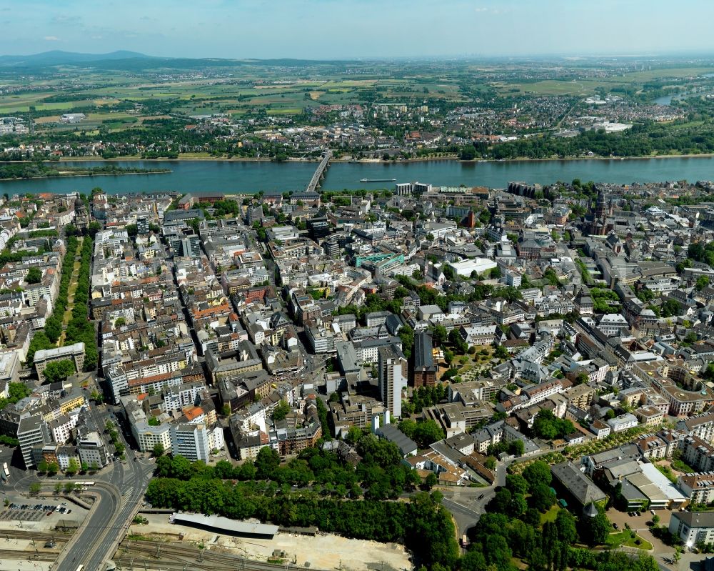 Aerial image Mainz - View of Mainz in the state of Rhineland-Palatinate. View of over the historic city centre towards the river Rhine. The Theodor-Heuss-Bridge connects Mainz with the Mainz-Kastel part of the capital of Hesse, Wiesbaden, on the other Rhine riverbank