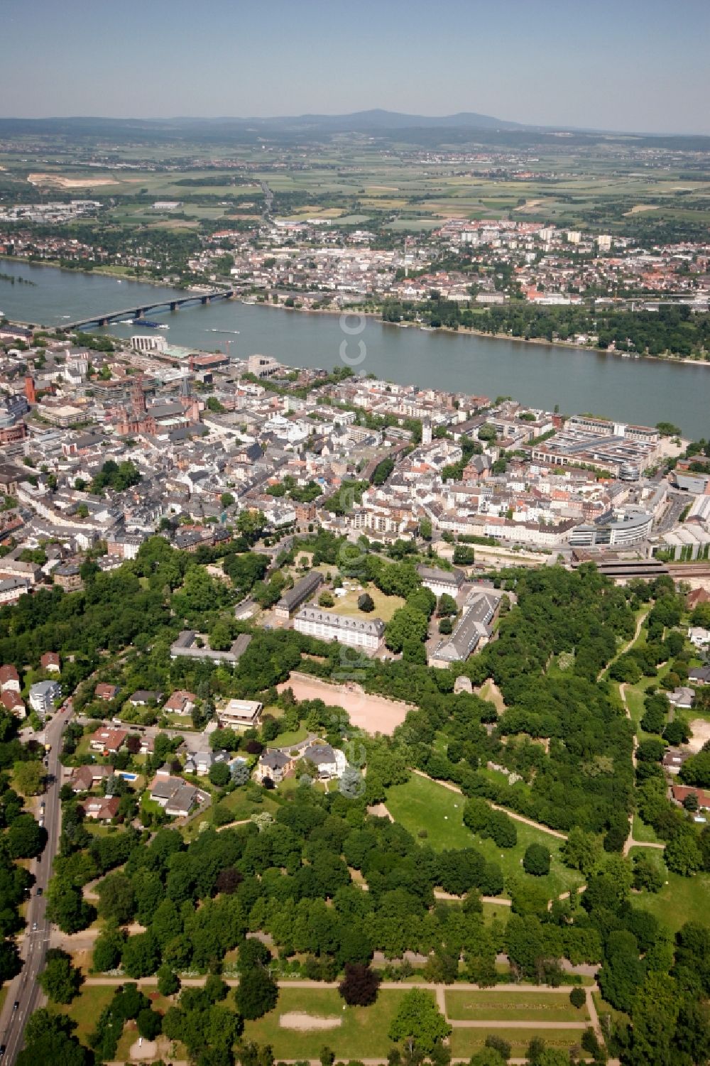 Aerial photograph Mainz - Mainz, located opposite the mouth of the River Main on the Rhine, is the capital of and largest city in Rhineland-Palatinate. Mainz is the seat of the Gutenberg University, a Roman Catholic diocese and of several TV and radio stations, such as the Southwest German Radio and Second German Television, and sees itself as a stronghold of the Rhenish carnival. In the center of Mainz Cathedral