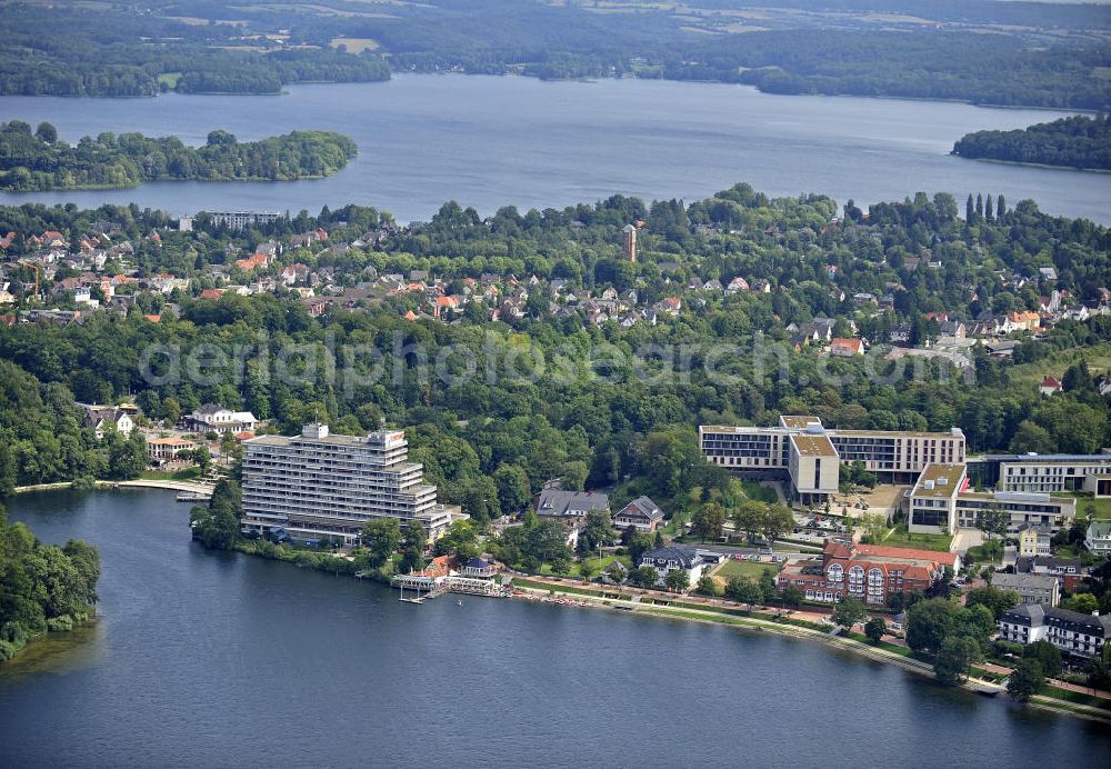 Aerial photograph Malente - Blick über Malente und den Kellersee. Im Vordergrund das Hotel Intermar Malente (links) und die Mühlenbergklinik Holsteinische Schweiz (rechts). View over Malente and Kellersee. In the foreground the hotel Intermar Malente (left) and the Muhlenberg Clinic Holsteinische Schweiz (right).