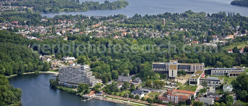 Malente from the bird's eye view: Blick über Malente und den Kellersee. Im Vordergrund das Hotel Intermar Malente (links) und die Mühlenbergklinik Holsteinische Schweiz (rechts). View over Malente and Kellersee. In the foreground the hotel Intermar Malente (left) and the Muhlenberg Clinic Holsteinische Schweiz (right).