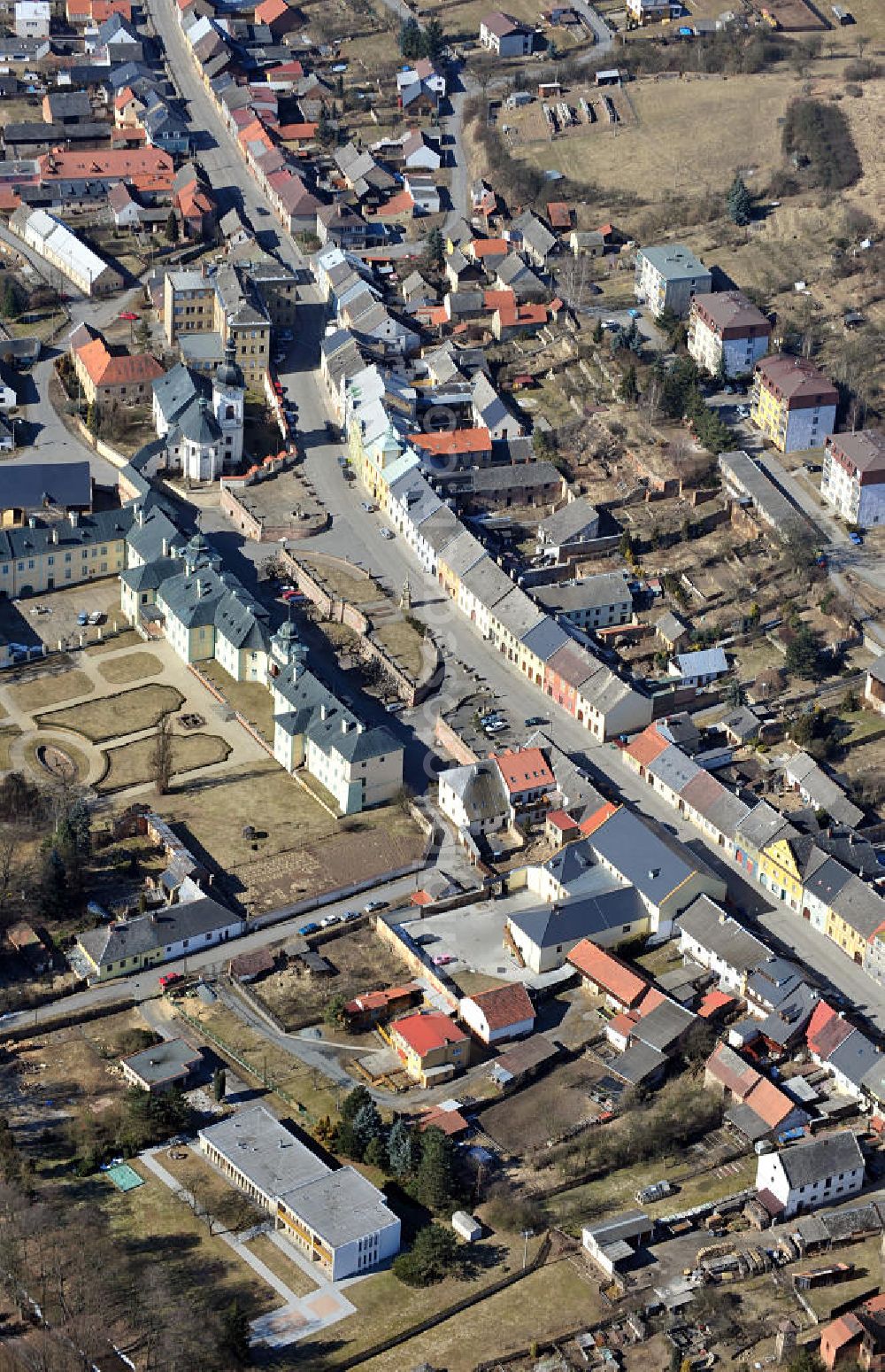 Aerial image Manetin - Eine Stadtansicht von Manetin mit dem Schloss Manetin und der Kirche in der Region Plzensky kraj / Pilsen in Tschechien / Tschechische Republik. A townscape of Manetin with the castle Manetin and the church in the region Plzensky kraj / Pilsen in Czechia / Czech Republic.