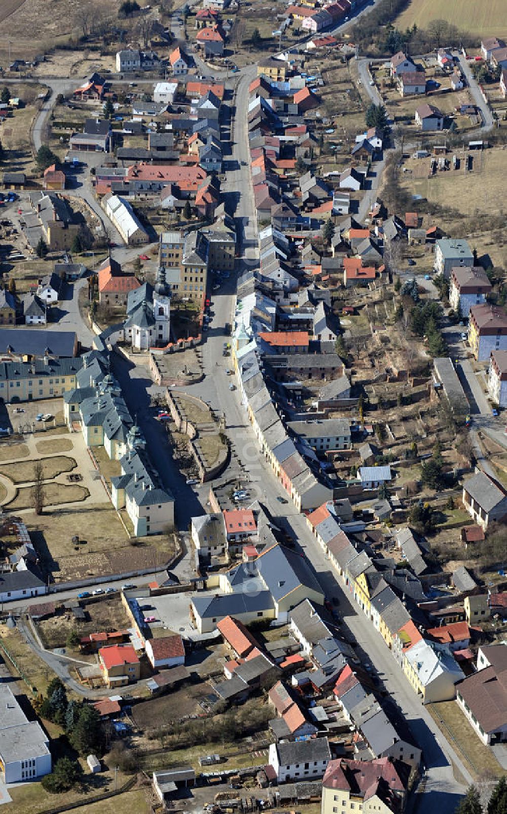 Aerial photograph Manetin - Eine Stadtansicht von Manetin mit dem Schloss Manetin und der Kirche in der Region Plzensky kraj / Pilsen in Tschechien / Tschechische Republik. A townscape of Manetin with the castle Manetin and the church in the region Plzensky kraj / Pilsen in Czechia / Czech Republic.