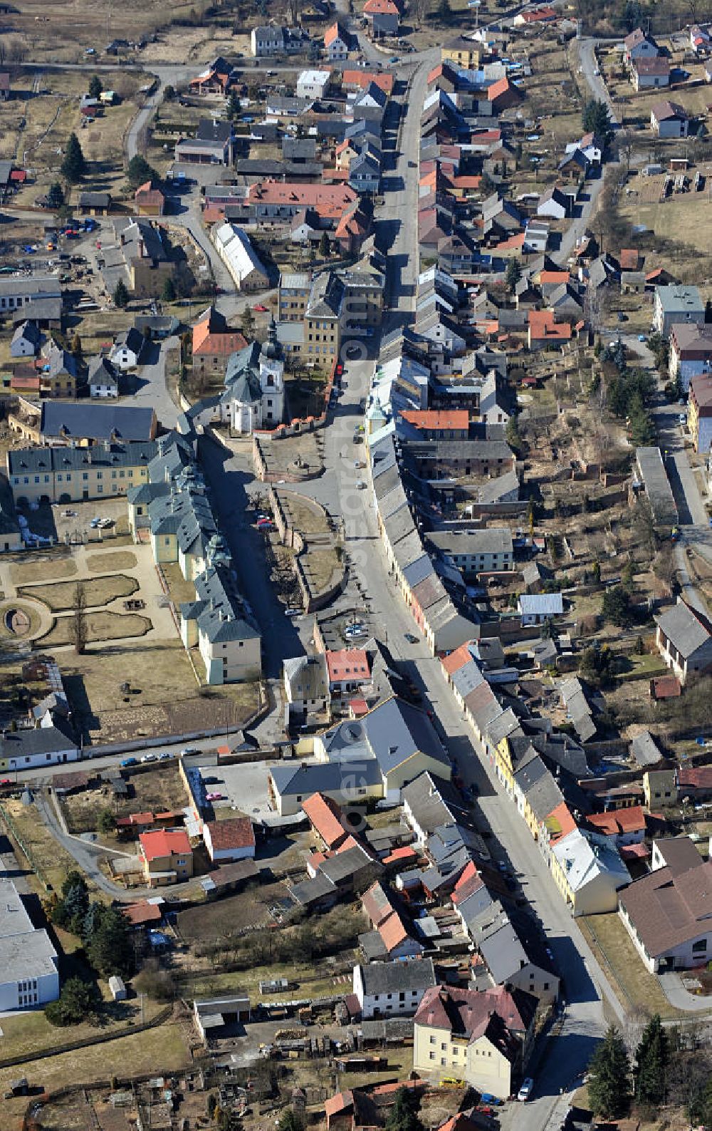 Manetin from above - Eine Stadtansicht von Manetin mit dem Schloss Manetin und der Kirche in der Region Plzensky kraj / Pilsen in Tschechien / Tschechische Republik. A townscape of Manetin with the castle Manetin and the church in the region Plzensky kraj / Pilsen in Czechia / Czech Republic.