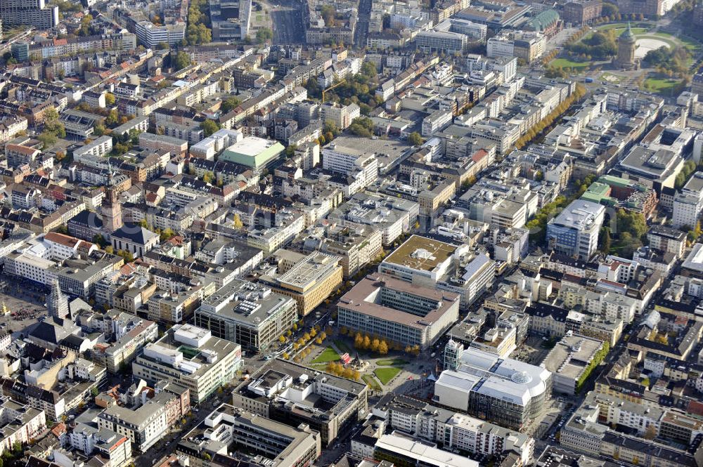 Aerial photograph Mannheim - Blick auf das Zentrum der Stadt Mannheim mit dem Paradeplatz, dem Marktplatz und dem Stadthaus. Der Paradeplatz besteht seit dem 18. Jahrhundert und wurde wiederholt umgestaltet. Das Stadthaus wurde 1992 eröffnet und beherbergt unter an derem die Stadtbibliothek, verschiedene Veranstaltungsräume und ein Turmcafe. View to the town center of Mannheim with the parade ground, the market place and the Stadthaus.