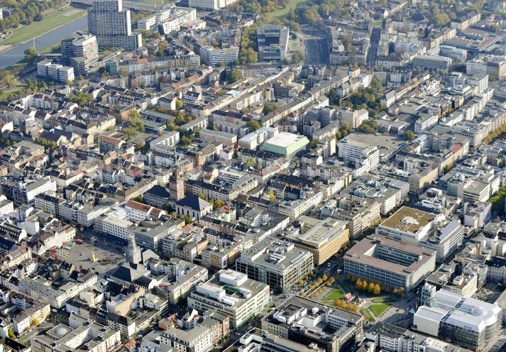 Mannheim from above - Blick auf das Zentrum der Stadt Mannheim mit dem Paradeplatz, dem Marktplatz und dem Stadthaus. Der Paradeplatz besteht seit dem 18. Jahrhundert und wurde wiederholt umgestaltet. Das Stadthaus wurde 1992 eröffnet und beherbergt unter an derem die Stadtbibliothek, verschiedene Veranstaltungsräume und ein Turmcafe. View to the town center of Mannheim with the parade ground, the market place and the Stadthaus.