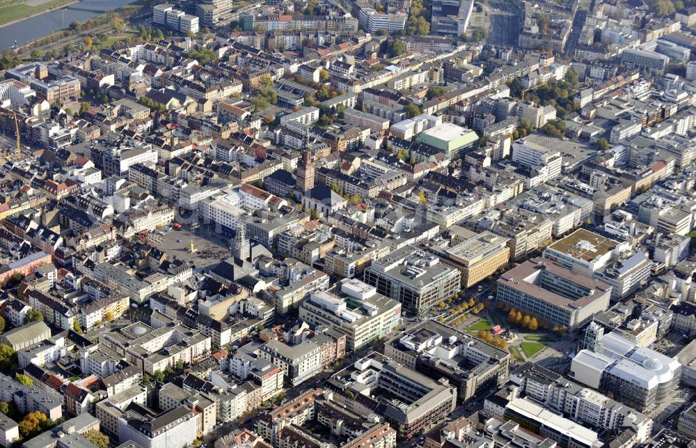 Mannheim from the bird's eye view: Blick auf das Zentrum der Stadt Mannheim mit dem Paradeplatz, dem Marktplatz und dem Stadthaus. Der Paradeplatz besteht seit dem 18. Jahrhundert und wurde wiederholt umgestaltet. Das Stadthaus wurde 1992 eröffnet und beherbergt unter an derem die Stadtbibliothek, verschiedene Veranstaltungsräume und ein Turmcafe. View to the town center of Mannheim with the parade ground, the market place and the Stadthaus.