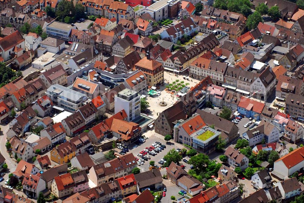 Neckarsulm from above - Blick auf Neckarsulm mit dem Marktplatz. Er wurde 1945 komplett zersört. Nur einzelne Objekte wurden originalgetreu wiederaufgebaut, so der Löwenbrunnen 1984, der vormals auf der Marktstraße stand.