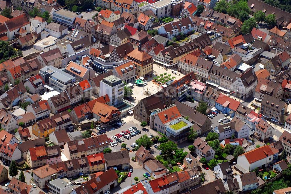 Neckarsulm from the bird's eye view: Blick auf Neckarsulm mit dem Marktplatz. Er wurde 1945 komplett zersört. Nur einzelne Objekte wurden originalgetreu wiederaufgebaut, so der Löwenbrunnen 1984, der vormals auf der Marktstraße stand.