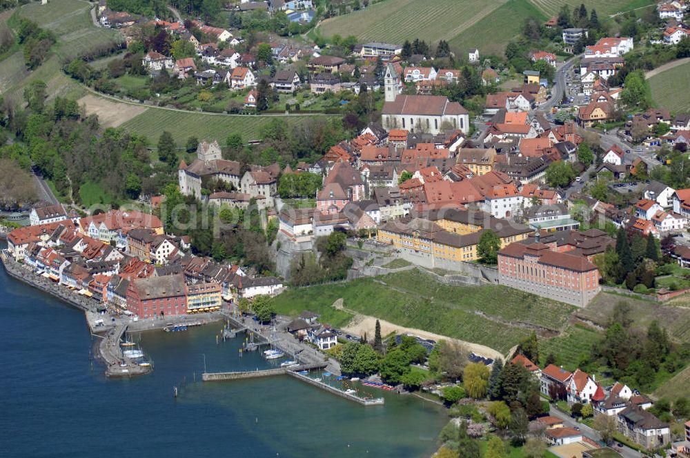 Meersburg from above - Blick auf Stadt Meersburg mit Staatsweingut Meersburg und dem Schloss Meersburg. Kontakt: Staatsweingut Meersburg, Seminarstraße 6, 88709 Meersburg, Tel. +49 (0)7532-4467-44 Fax +49 (0)7532-4467-47, E-Mail: info@staatsweingut-meersburg.de; Kontakt: Neues Schloss Meersburg, Schlossplatz 12, 88709 Meersburg, Tel. +49 (0)7532 440400