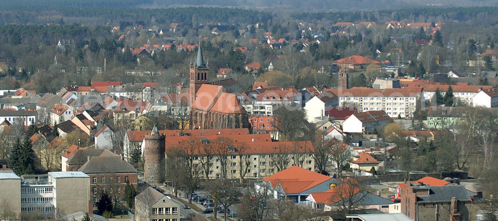 Aerial photograph Müncheberg - Blick über Müncheberg mit der St. Marien-Kirche und den beiden erhaltenen Tortürmen aus dem Mittelalter. View over Muencheberg with the St. Mary's Church and the two gate towers which where built in the Middle Ages.