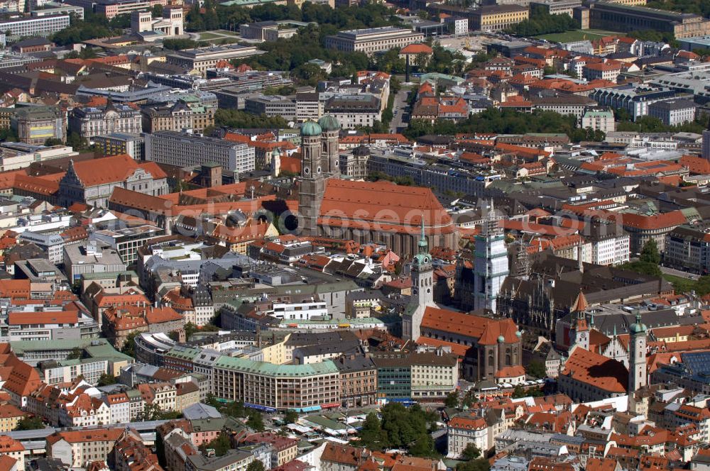 Aerial photograph München - Blick auf die Altstadt von München mit den Sehenswürdigkeiten Frauenkirche, Neues Rathaus, St. Peter.