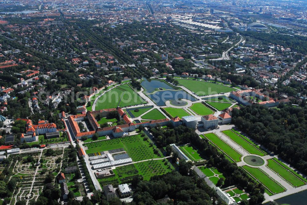 München from above - Stadtansicht München mit Blick auf den Nymphenburger Schlosspark. Der Nymphenburger Schlosspark ist eines der größten und bedeutendsten Gartenkunstwerke Deutschlands. Er bildet mit dem Schloss Nymphenburg und den Parkburgen eine Einheit. Die kunstvolle Verknüpfung von formalem Garten und Landschaftspark gilt als Meisterwerk der Gartenkunst. Sie wird an ihrer östlichen, der Stadt zugewandten Seite vom Nymphenburger Schloss mit dem vorgelagerten Schlossrondell begrenzt. Von allen an deren Seiten ist der Park weitgehend von der historischen Gartenmauer umschlossen. Nach Norden schließt sich der Botanische Garten, links im Bild, an. Die ausgedehnte Barockanlage im Westen Münchens wurde als Sommerresidenz der Bayerischen Kurfürsten gebaut. Neben den weitläufigen Schlossbauten umfasst das eindrucksvolle Ensemble barocker Hofhaltung auch eine Reihe bedeutender Sammlungen. Das Schloss gehört mit seiner kunstvollen Inneneinrichtung und der vielbewunderten Schönheitsgalerie König Ludwig I. zu den beliebtesten Sehenswürdigkeiten Münchens. Das Schloss wurde 1664 vom Kurfürsten Ferdinand Maria als Geschenk an seine Frau Adelheid von Savoyen in Auftrag gegeben, als sie ihm Max Emanuel als lang ersehnten Thronerben geboren hatte. Max Emanuel selbst hatte später wesentlichen Anteil an der Erweiterung des Schlosses. Das Hauptschloss wird jährlich von mehr als 300.000 Gästen besucht. Kontakt: Bayerische Verwaltung der staatlichen Schlösser, Gärten und Seen Schloss Nymphenburg, Eingang 16, 80638 München, Postfach 20 20 63, 80020 München, Tel.: 089/17908-0, E-Mail: poststelle@bsv.bayern.de