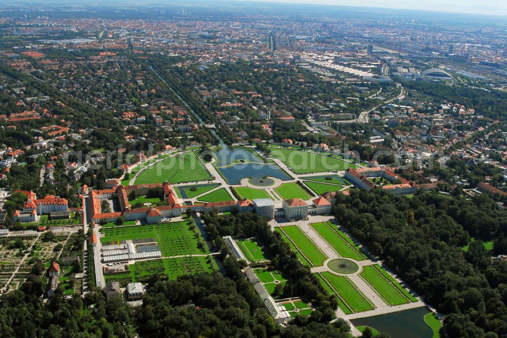 München from the bird's eye view: Stadtansicht München mit Blick auf den Nymphenburger Schlosspark. Der Nymphenburger Schlosspark ist eines der größten und bedeutendsten Gartenkunstwerke Deutschlands. Er bildet mit dem Schloss Nymphenburg und den Parkburgen eine Einheit. Die kunstvolle Verknüpfung von formalem Garten und Landschaftspark gilt als Meisterwerk der Gartenkunst. Sie wird an ihrer östlichen, der Stadt zugewandten Seite vom Nymphenburger Schloss mit dem vorgelagerten Schlossrondell begrenzt. Von allen an deren Seiten ist der Park weitgehend von der historischen Gartenmauer umschlossen. Nach Norden schließt sich der Botanische Garten, links im Bild, an. Die ausgedehnte Barockanlage im Westen Münchens wurde als Sommerresidenz der Bayerischen Kurfürsten gebaut. Neben den weitläufigen Schlossbauten umfasst das eindrucksvolle Ensemble barocker Hofhaltung auch eine Reihe bedeutender Sammlungen. Das Schloss gehört mit seiner kunstvollen Inneneinrichtung und der vielbewunderten Schönheitsgalerie König Ludwig I. zu den beliebtesten Sehenswürdigkeiten Münchens. Das Schloss wurde 1664 vom Kurfürsten Ferdinand Maria als Geschenk an seine Frau Adelheid von Savoyen in Auftrag gegeben, als sie ihm Max Emanuel als lang ersehnten Thronerben geboren hatte. Max Emanuel selbst hatte später wesentlichen Anteil an der Erweiterung des Schlosses. Das Hauptschloss wird jährlich von mehr als 300.000 Gästen besucht. Kontakt: Bayerische Verwaltung der staatlichen Schlösser, Gärten und Seen Schloss Nymphenburg, Eingang 16, 80638 München, Postfach 20 20 63, 80020 München, Tel.: 089/17908-0, E-Mail: poststelle@bsv.bayern.de